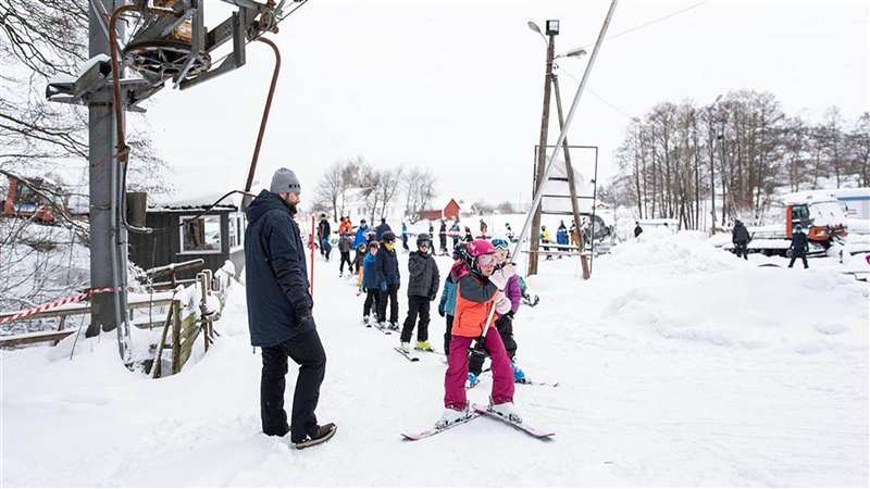 Skibakken i Tveit i gamle dager – svart-hvitt foto