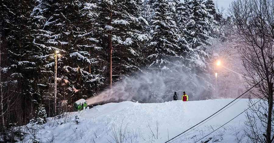 Kveldskjøring i flomlys på Tveit Skisenter