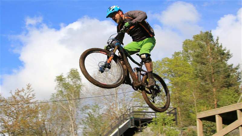 Downhill-sykling i Kristiansand Sykkelpark i Tveit